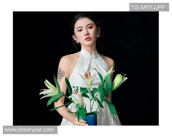 2位女神晒照送中秋祝愿:吴艳妮一身露背白裙谷爱凌国外穿羽绒服